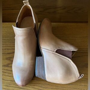 NWOT Naya Felix size 8M Low Cut Boot with Hidden Wedge